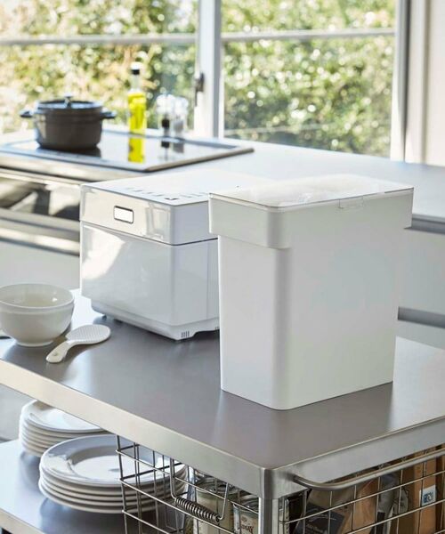 212 KITCHEN STORE / トゥーワントゥーキッチン ストア キッチンツール | 密閉袋ゴト米ビツ 5kg 計量カップ付き 山崎実業 ＜tower タワー＞ | 詳細1