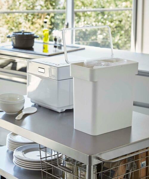 212 KITCHEN STORE / トゥーワントゥーキッチン ストア キッチンツール | 密閉袋ゴト米ビツ 5kg 計量カップ付き 山崎実業 ＜tower タワー＞ | 詳細2