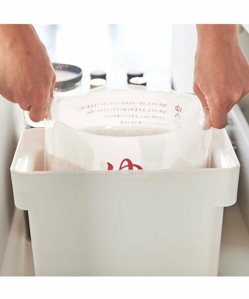 212 KITCHEN STORE / トゥーワントゥーキッチン ストア キッチンツール | 密閉袋ゴト米ビツ 5kg 計量カップ付き 山崎実業 ＜tower タワー＞ | 詳細4