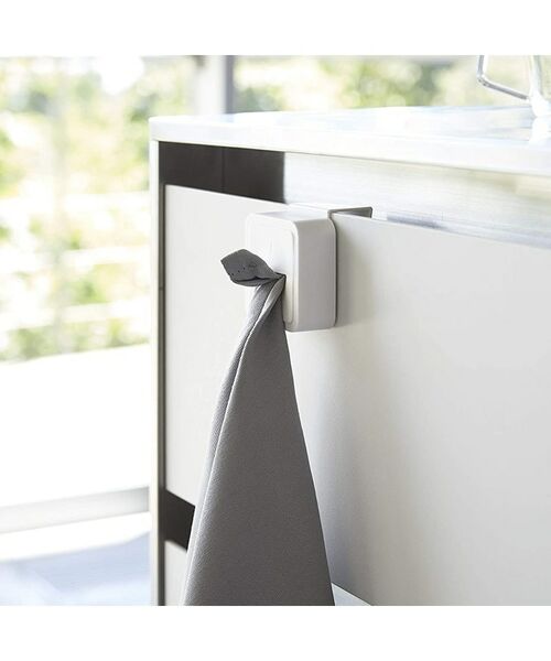 212 KITCHEN STORE / トゥーワントゥーキッチン ストア キッチンツール | シンク扉タオルホルダー WH 山崎実業 ＜tower タワー＞ | 詳細1