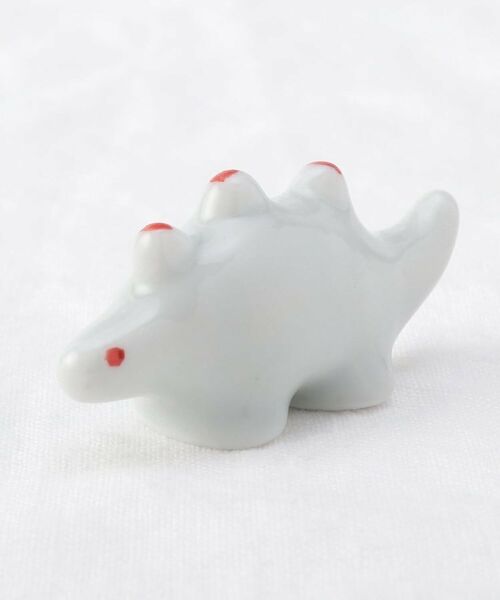 212 KITCHEN STORE / トゥーワントゥーキッチン ストア インテリア・生活雑貨・ホビー・ステーショナリー | 江戸っ子恐竜 白×赤 ステゴザウルス 箸置 | 詳細1