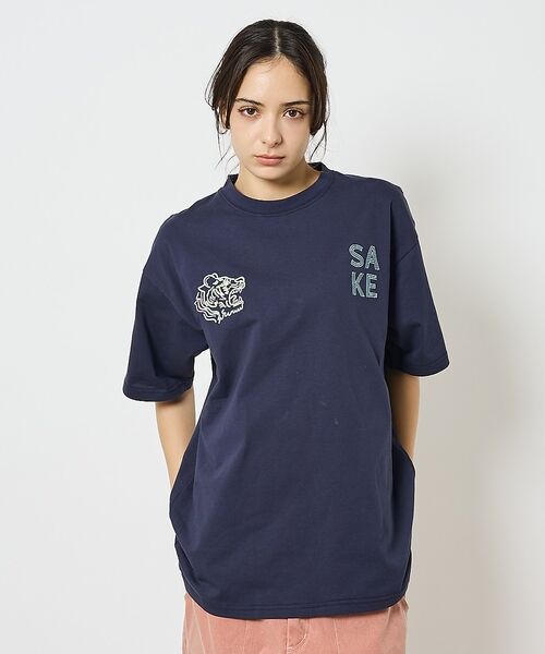 ABAHOUSE / アバハウス Tシャツ | 【YOIDORE/ヨイドレ】 酒愛好家　刺繍Tシャツ/SAKE ネオンプリントＴ（ネイビー）