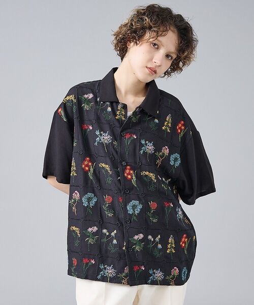 ABAHOUSE / アバハウス シャツ・ブラウス | 【Revo. / レヴォ】TH-4085 フラワーエンブロイダリー 刺繍 半袖シ（ブラック）