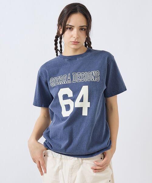 ABAHOUSE / アバハウス Tシャツ | 【Good On x SIERRA】DESIGNS 64 Tシャツ / ユニセッ（ネイビー）