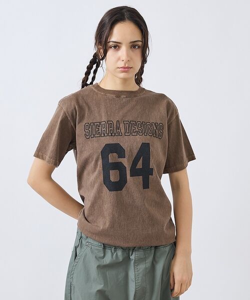 ABAHOUSE / アバハウス Tシャツ | 【Good On x SIERRA】DESIGNS 64 Tシャツ / ユニセッ（ブラウン）
