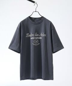 ABAHOUSE / アバハウス Tシャツ | SCENE GRAPHIC ロゴプリントTシャツ / リラックスフィット【予約】