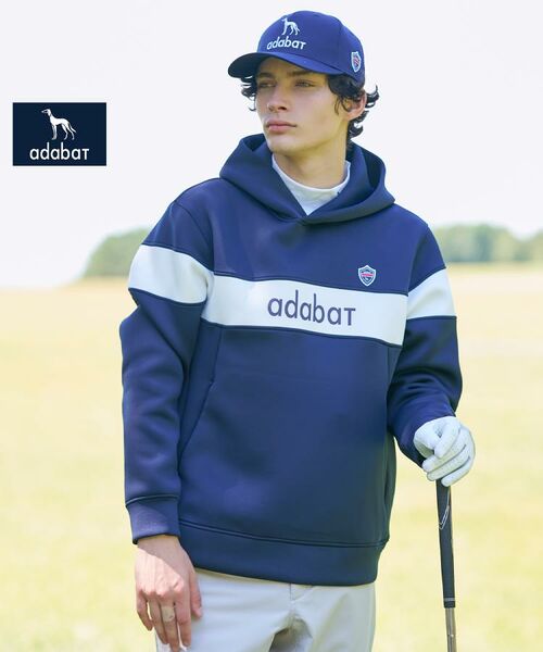 大人のカジュアルフ―ディーで、リラックス感を演出