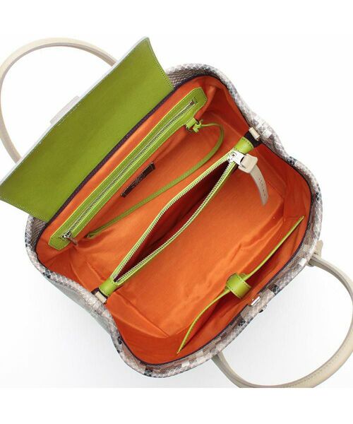 Accesoires De Mademoiselle / アクセソワ・ドゥ・マドモワゼル トートバッグ | スネーク型押し/トート25 cm(ショルダーストラップ付)　SAND/SHIRACHA | 詳細1