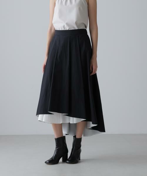 ホリデーシーズンにぴったりのドラマティックなスカート