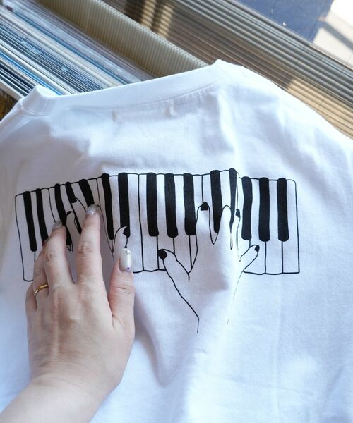 ALL NEW MART / オールニューマート Tシャツ | ピアノ グラフィックTシャツ（ホワイト(001)）