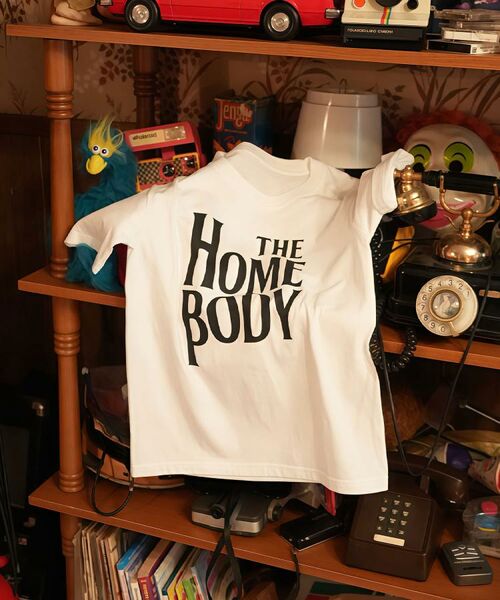 ALL NEW MART / オールニューマート Tシャツ | HOMEBODYグラフィックTシャツ（ホワイト(001)）