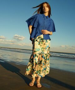 【allureville  2024 spring&summer】<br><br>夏らしいビビットなカラーが美しいケープスリーブのブラウス。<br>後ろに向かって流れるトレーンのようなラインが一枚で映えるブラウスです。<br>気になる腕周りをカバーしながらトレンドのスリーブコンシャスを楽しめる1着。<br>ウエストイン、アウトでイメージを変えて着こなすことができます。<br><br>【スタッフコメント】<br>ケープシルエットがかわいいブラウス。<br>動くたび風になびくようにひらりとして、動作が映えるデザインです。<br>裾はアウトして着ていただくのがおすすめですが、ボトムによってはフロントだけインするのも可愛いと思います。<br>今回は腰回りがすっきりとしたボトムなのでアウトで合わせました。<br>リネンなので涼しく、気になる腕回りを隠してくれる袖丈が嬉しいです。<br>きれいめボトムと合わせれば夏の通勤にも活躍します！<br><br>透け感：あり<br>伸縮性：なし<br>光沢感：ややあり<br><br><br>※照明の関係により、実際よりも色味が違って見える場合がございます。<br>またパソコン・スマートフォンなどの環境により、製品と画像のカラーが異なる場合もございます。<br>予めご了承ください。