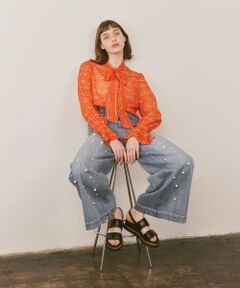 【LOULOU WILLOUGHBY  2024 spring&summer】<br><br>大小のパールを華やかに散りばめたデニムワイドパンツ。<br>ハイウエスト気味の脚長シルエットにすっきりとした腰回りでスタイルアップ間違いなし。<br>洗いや染め、アタリ加工、ステッチまでこだわりぬいたオリジナルのデニムです。<br>店頭スタッフの全員が試着を重ねて、実に1年半の期間を経て完成した自信作です。<br>いつものデニムスタイルを刷新する1本になるでしょう。<br><br>【スタッフコメント】<br>特殊な加工を施した太めのバギーシルエットの前面に大小のパールをスタッズ付けしたLOU LOUオリジナルの華やかなデニムパンツ。<br>やや高めに付けた後ろポケットにはマトラッセ刺繍を施し、後ろ姿も印象的に見せてくれます。<br>試着してみると腰回りは滑らかで履き心地◎<br>どんなトップスも相性が良く、可愛いらしさを残しながら程よくカジュアルダウンさせてくれる優秀アイテムです。<br><br>※手洗い可能です。<br>※LOULOU WILLOUGHBY店舗とオンラインショップ限定販売になります。<br><br>※照明の関係により、実際よりも色味が違って見える場合がございます。<br>またパソコン・スマートフォンなどの環境により、製品と画像のカラーが異なる場合もございます。<br>予めご了承ください。