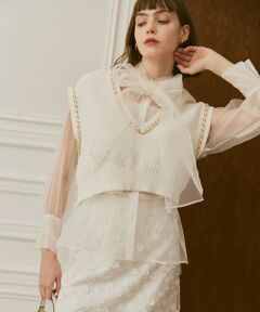 【LOULOU WILLOUGHBY  2024 spring&summer】<br><br>まるでベールを纏っているかのような装いが叶う、シルク素材の長袖ブラウスです。<br>首元の大きなリボンが、大人の可愛さ溢れる華やかなアクセントに。<br>滑らかな肌触りが心地いいインナーキャミソール付きです。<br>普段使いにもオケージョンにもおすすめな一品。<br><br>【スタッフコメント】<br>大きめのリボンが目をひくシアーブラウス。<br>一枚でも着映えし、ジャケットなどのインナーとしても◎<br>ボリュームの袖が可愛いポイント。<br>デニムを合わせて普段のお出かけに、<br>キレイめのパンツやスカートを合わせるとセレモニー、オケージョンなどのきちんとしたシーンにも。<br><br><br>※照明の関係により、実際よりも色味が違って見える場合がございます。<br>またパソコン・スマートフォンなどの環境により、製品と画像のカラーが異なる場合もございます。<br>予めご了承ください。