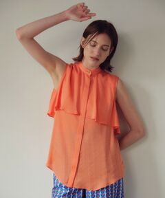 【allureville  2024 spring&summer】<br><br>女性らしいニュアンスのあるカスケードがポイントのノースリーブブラウスです。<br>モダンな印象になるように、甘くなりすぎない分量感や素材感にこだわってお作りしました。<br>キュプラの上品でなめらかなツヤとちりめんが生み出す凸凹の反射による深みのある上品な光沢感も特徴。<br>黒はコーディネート次第で、ソフトオケージョンにも対応できる一着です。<br><br>【スタッフコメント】<br>上品な光沢感のある、カスケードブラウス。<br>甘くなり過ぎず、きれいめに着ていただける分量感と素材感です。<br><br>※手洗い可能です。<br>※オフホワイト(02)とオフホワイト(05)・オレンジ (31)とオレンジ (33)・ブラック (95)とブラック (96)の違いに関しまして<br>上記3カラーは生地は同一になりますが、釦が似寄りのものとなります為、カラーを変えて販売しております。<br><br>※照明の関係により、実際よりも色味が違って見える場合がございます。<br>またパソコン・スマートフォンなどの環境により、製品と画像のカラーが異なる場合もございます。<br>予めご了承ください。