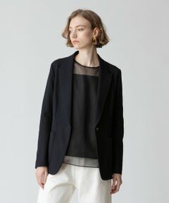 【allureville  2024 spring&summer】<br><br>定番のレノクロスを使用したマニッシュなジャケット。<br>ストレッチ性に優れた素材なのでタイトなシルエットでも着心地は抜群です。<br>形状記憶性もあるのでシワになりにくく、３シーズン着用できる汎用性もポイントです。<br><br>※素材の特性上、商品によって採寸に若干の誤差が生じます。あらかじめご了承下さいませ。<br><br>※照明の関係により、実際よりも色味が違って見える場合がございます。<br>またパソコン・スマートフォンなどの環境により、製品と画像のカラーが異なる場合もございます。<br>予めご了承ください。