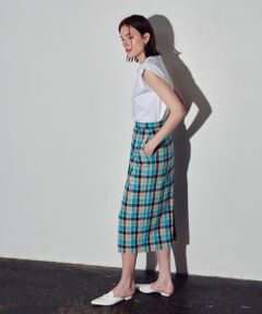 【allureville  2024 spring&summer】<br><br>ヨーロッパのインポートチェック素材を使用したシルエットが綺麗なラップスカート。<br>着脱はファスナーで楽にできる部分もポイントになっています。<br>きれいめなトップスに合わせても、カジュアルなTシャツに合わせても洒落た着こなしに仕上がります。<br>同素材のプルオーバー(20241013390)とのセットアップのコーディネートもおすすめです。<br><br>※手洗い可能です。<br><br>【スタッフコメント】<br>インパクトのあるチェック柄が印象的なアイラインスカート。<br>フロントはラップデザイン。<br>バッグスリットが入っているので足捌きもしやすいです。<br><br>※照明の関係により、実際よりも色味が違って見える場合がございます。<br>またパソコン・スマートフォンなどの環境により、製品と画像のカラーが異なる場合もございます。<br>予めご了承ください。