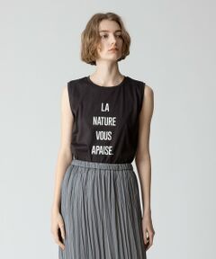 【allureville 2024 spring&summer】<br><br>フロントにメッセージロゴをデザインしたノースリーブTシャツです。<br>「LA NATURE VOUS APAISE.」はフランス語で「自然があなたを癒してくれる」という意味。<br>シンプルで使い勝手の良い一枚。<br>オーソドックスなサイジングだからタックインもアウトもサマになります。<br>一枚着はもちろん、カーディガンやジャケットのインにもおすすめです。<br><br>※照明の関係により、実際よりも色味が違って見える場合がございます。<br>またパソコン・スマートフォンなどの環境により、製品と画像のカラーが異なる場合もございます。<br>予めご了承ください。