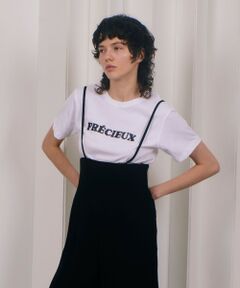 【allureville  2024 spring&summer】<br><br>サマーシーズンの定番、スパンコールロゴのTシャツが今年も登場。<br>「precieux」はフランス語で「大切な、貴重な」という意味。<br>長らく続いたゴールドの人気に代わって、今シーズンはシルバーが気分。<br>大人っぽいマットシルバーと、存在感がありつつ合わせやすいブラックの二色展開です。<br><br>※手洗い可能です。<br><br>【スタッフコメント】<br>きらっと胸元で光るスパンコールが可愛いロゴT。<br>一枚で着ても様になるアイテムです。<br>比較的コンパクトなサイズ感で、ジャケットやブルゾンのインナーとしても活躍します。<br>カジュアルダウンし過ぎないのも嬉しいポイント。<br>ご自宅でお手入れ可能です。<br><br>※照明の関係により、実際よりも色味が違って見える場合がございます。<br>またパソコン・スマートフォンなどの環境により、製品と画像のカラーが異なる場合もございます。<br>予めご了承ください。