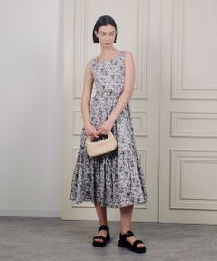 【LOULOU WILLOUGHBY  2024 autumn&winter】<br><br>ルルならではのリバティプリントでお作りした、夏にぴったりのワンピース。<br>花柄でも細やかでスモーキーな色合いなので、羽織を変えるだけで長いシーズン着ていただけます。<br>スクエアネックのラインはインナーの肩紐が見えづらく、デコルテがきれいに見えるよう細部までこだわりました。<br>共布のベルトでルルらしいフィット＆フレアのシルエットを演出します。<br><br>※手洗い可能です。<br><br>【スタッフコメント】<br>リバティプリントを使用した女性らしいワンピースです。<br>スモーキーな色合いなので、黒の羽織とサンダルで全体的な色味を締めてみるのもよいです。<br>1枚で着用頂く場合はベルトを変えるのもオススメです。<br><br>透け感…なし<br>光沢感…なし<br>生地の厚さ…薄手<br>生地の重さ…軽い<br>裏地…あり<br>伸縮性…なし<br>ファスナー…後ろ<br><br>※照明の関係により、実際よりも色味が違って見える場合がございます。<br>またパソコン・スマートフォンなどの環境により、製品と画像のカラーが異なる場合もございます。<br>予めご了承ください。