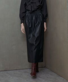 【allureville  2024 autumn&winter】<br><br>ウエストのデザインがポイントのフェイクレザースカート。<br>立体的なディテールが新しく、ゴムにたたく事で作り上げられているので、伸縮性のある着心地の良さもポイントです。<br>ブラウスやニットのウエストインで合わせるのはもちろん、トレンドのショート丈のトップスとのスタイリングにもおすすめです。<br><br>【スタッフコメント】<br>おしゃれな印象のフェイクレザーのスカート。<br>ボディラインを拾わない着痩せ効果のIラインシルエット！<br>チープに見えない高見えのフェイクレザーは、軽くて柔らかい、着心地の良い生地感です。<br>ウエストゴムのデザインはストレスフリーな役割かつ、ウエスト周りを綺麗にカバーしてくれます。<br>ハイウエストで脚長効果も◎<br>スリットが入っており足捌きもしやすいです。<br>セットアップで着ていただけるトップス（20242013240）もございます。<br>(別売り)<br>ご自宅でお手入れ可能です。<br><br>※照明の関係により、実際よりも色味が違って見える場合がございます。<br>またパソコン・スマートフォンなどの環境により、製品と画像のカラーが異なる場合もございます。<br>予めご了承ください。