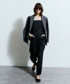 【allureville  2024 autumn&winter】<br><br>テーパードシルエットが新しい、ビスチェタイプのオールインワン。<br>ウールが少し入ったデニムライクな素材はシーズンレスで着用可能。<br>ビスチェのデザインを生かしたレイヤードスタイルはインナーを入れるだけでなく、一枚着でシアートップスを上から重ねると新鮮さもアップします。<br>女性らしいシルエットなので、カジュアルなOFFシーンだけでなく、ジャケット合わせてONのシーンにも着まわせます。<br><br>※手洗い可能です。<br><br>※照明の関係により、実際よりも色味が違って見える場合がございます。<br>またパソコン・スマートフォンなどの環境により、製品と画像のカラーが異なる場合もございます。<br>予めご了承ください。