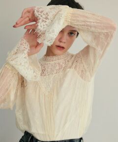 【allureville  2024 autumn&winter】<br><br>繊細なレースと、少しだけ立体感のあるレース、華奢でいて存在感のあるレースなど4種類のレースを組み合わせたロマンティックなボーホースタイルのブラウスです。<br>2重に重ねたカフスは、ニットやジャケット等、アウターから覗かせて着るのがおすすめ。<br>ふんわり感を出すためにたっぷりと入れたギャザーですが、繊細さのあるレースなので着ぶくれしないのも嬉しいポイント。<br>さらりとデニム合わせでヴィンテージ感のあるスタイルや、カッコよくジャケット合わせてクラシカルなスタイルもおすすめ。まだ暑さの残る晩夏から直ぐに着たいときに嬉しいキャミソール付き。<br><br>※照明の関係により、実際よりも色味が違って見える場合がございます。<br>またパソコン・スマートフォンなどの環境により、製品と画像のカラーが異なる場合もございます。<br>予めご了承ください。