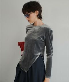 【allureville  2024 autumn&winter】<br><br>アシンメトリーのヘムのカットがポイントのベロアトップス。<br>ストレッチ性の高い素材で程よく身頃にフィット。<br>上品な光沢感のあるベロアはカジュアルなコーディネートにもクラス感をプラスします。<br>普段のコーディネートに取り入れやすいアイテムです。<br>暑い時期は袖をまくしあげれるように袖口にスリットが入っています。<br><br>※照明の関係により、実際よりも色味が違って見える場合がございます。<br>またパソコン・スマートフォンなどの環境により、製品と画像のカラーが異なる場合もございます。<br>予めご了承ください。