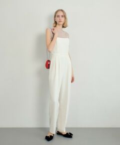 【LOULOU WILLOUGHBY  2024 autumn&winter】<br><br>トリアセ混の上質なダブルクロスを使用したオールインワン。<br>ストラップは取り外し可能で、ビスチェのようにストラップ無しでも着用できるモードなデザイン。<br>ウエストはしっかり絞ってスタイルアップ。<br>パンツ部分はタックをウエストからとって程よく膨らませながら裾に向かってややテーパードに仕上げています。<br>バストの後ろとウエストにはゴムが仕様で伸縮性があり、サイズ調整が可能です。<br>一枚でも着用可能ですが、ブラウスやニットなどをインしたスタイリングもおすすめです。<br><br>※照明の関係により、実際よりも色味が違って見える場合がございます。<br>またパソコン・スマートフォンなどの環境により、製品と画像のカラーが異なる場合もございます。<br>予めご了承ください。