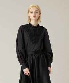 【LOULOU WILLOUGHBY  2024 autumn&winter】<br><br>フロントにフラワーレースをあしらったレースのスタンドカラーのブラウス。<br>綿とポリエステルのしわになりにくいブロード素材を使用していて、綿100％に比べ皺になりにくく、美しい目面が特徴です。<br>胸元に贅沢に飾り付けられた立体感のある花のレースは、パールスタッズが打たれた華やかな一品。<br>ボリュームのあるパフスリーブもポイントです。<br><br>【スタッフコメント】<br>レースのスタンドカラーでアクセサリー要らずの華やかさです。<br>袖はふんわりとしていますが、肩周りはすっきりとしたデザインでゆるっとしすぎず、綺麗めなコーデに合わせやすいです◎<br>シワになりにくいブロード素材のため、これからの時期、アウターやジャケットもさらっとお羽織りいただけます。<br><br>着用感<br>重さ:軽い<br>透け感:なし<br><br>※照明の関係により、実際よりも色味が違って見える場合がございます。<br>またパソコン・スマートフォンなどの環境により、製品と画像のカラーが異なる場合もございます。<br>予めご了承ください。