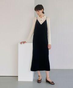 【allureville 2024 autumn&winter】<br><br>トレンドのベロア素材を用いたワンピースドレス。<br>シンプルなシルエットで身体のラインを拾わないサイズ設定です。<br>長めの着丈にサイドスリットデザインで大人っぽくクールに着て頂けます。<br>スキニーニットプルオーバーやカットソー、シャツとのレイヤードがおすすめです。<br><br>※手洗い可能です。<br><br>【スタッフコメント】<br>高級感あるワンピースドレス。<br>ベロアの光沢感が女性らしいさを演出。<br>柔らかく落ち感ある素材で、身体のラインを拾わずスッキリ着ていただけます◎<br>長めの着丈ですが両サイドスリットが入っており足捌きもしやすいです。<br>レイヤードするアイテムによって幅広いコーディネートでお楽しみいただけます。<br><br><br>※照明の関係により、実際よりも色味が違って見える場合がございます。<br>またパソコン・スマートフォンなどの環境により、製品と画像のカラーが異なる場合もございます。<br>予めご了承ください。