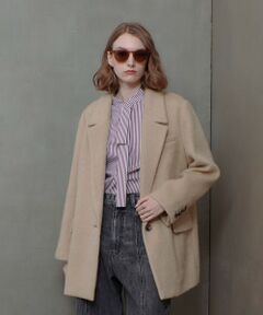 【allureville 2024 autumn&winter】<br><br>毛並みがきれいなモヘヤ混の上質なシャギーを使用したハーフ丈のコート。<br>軽く柔らかい風合いが程よくレディライクな印象。<br>上品な素材感をチェスターコートでマニッシュなイメージに仕上げました。<br>ジャコットのようなサイジングでお作りしています。<br>同素材でお作りしているモヘヤシャギーミニスカート(20242011140)と合わせての着用もおすすめです。<br><br>【スタッフコメント】<br>柔らかなタッチのふわふわシャギーがジャコットのマニッシュさのある雰囲気にレディな雰囲気をプラスしてくれます。<br>非常に軽量な仕上がりながら、モヘヤとウールの温かみがしっかりあるコートです。<br>セットインですが窮屈な印象はなく、アームホールにゆとりがありましたので中肉のニットは楽々入れることができました。<br>リッチな風合いの生地ですのでトレンドのミニ丈も品良く着ていただくことができます。<br><br><br>※照明の関係により、実際よりも色味が違って見える場合がございます。<br>またパソコン・スマートフォンなどの環境により、製品と画像のカラーが異なる場合もございます。<br>予めご了承ください。