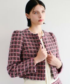 【LOULOU WILLOUGHBY  2024 autumn&winter】<br><br>創業１６０年のフランスの老舗生地メーカーTORNIER社（トゥルニエ社）のツイード生地を使用したショートジャケット。<br>ヨーロッパ老舗メゾン御用達の生地メーカーです。<br>驚くほど様々な糸で織り込んだ他にはない特別感のあるツィードです。<br>さりげないパフスリーブが大人にも可愛いデザインポイントです。<br>同素材のショートパンツ(21242012070)とのセットアップはもちろん、無地のワイドパンツや定番のデニム、スパンコールジャガードシリーズとのコーディネイトもお勧めです。<br><br>【スタッフコメント】<br>ハプスリーブが可愛いデザインのジャケット。<br>ショート丈ですが幅広い身長の方に着ていただけるバランスになっております。<br>デニムでシンプルに合わせてもボリュームのあるスカートで華やかに着ても素敵に着ていただけます。<br>特別な日の装いぴったりなアイテムです。<br><br>※照明の関係により、実際よりも色味が違って見える場合がございます。<br>またパソコン・スマートフォンなどの環境により、製品と画像のカラーが異なる場合もございます。<br>予めご了承ください。