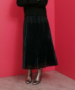 【LOULOU WILLOUGHBY  2024 autumn&winter】<br><br>キラキラの光沢感と透明感が目を引くカールマイヤーの生地に三段階のプリーツ加工を施しグラデーション見えするプリーツスカート。<br>薄くて軽いのでまだ暑さの残る季節はもちろん、フワフワのニットを着用する冬も通年着用していただけるスカートです。<br><br>※照明の関係により、実際よりも色味が違って見える場合がございます。<br>またパソコン・スマートフォンなどの環境により、製品と画像のカラーが異なる場合もございます。<br>予めご了承ください。