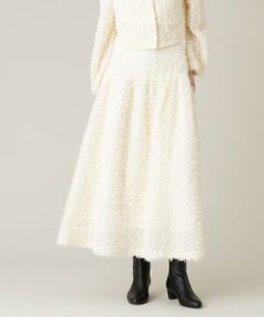 【LOULOU WILLOUGHBY  2024 autumn&winter】<br><br>伸縮性のある毛足のある生地にジョーゼットのパピヨンをふんだんにあしらった表情のあるインポート生地を使用した印象的なスカート。<br>切り替えギャザーのデザインになっていてサテンのベルトが程よいアクセントに。<br>ファスナーのムシかくしもベルトと同じサテンにし、統一感を持たせました。<br>LOULOUのゴールドのスライダーもアクセントに。<br>同素材のブルゾン(21242019030)と着用すると華やかなお出かけシーンにぴったりのセットアップに。<br><br>※照明の関係により、実際よりも色味が違って見える場合がございます。<br>またパソコン・スマートフォンなどの環境により、製品と画像のカラーが異なる場合もございます。<br>予めご了承ください。