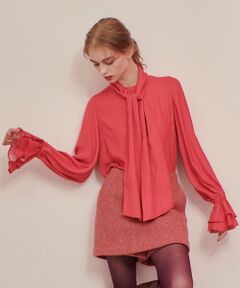 【LOULOU WILLOUGHBY  2024 autumn&winter】<br><br>スクエアドット柄プリントのタイ付きのチュニック丈ブラウス。<br>タイは取り外し可能で、雰囲気を変えて楽しめる一着です。<br>Tシャツのような襟ぐりのデザインと、少し長めの袖口にあしらったフリルが可愛いらしさをプラス。<br>サラリとした肌触りの良いサテン生地に、美しいカラーリングが特徴的なプリントを施しています。<br>後ろの裾に入れ込んだ小さなフリルデザインで後ろ姿もぬかりなく。<br>脇のスリットが深めに入っているので、前だけウエストインしてお召いただくのもお勧めです。<br><br>※手洗い可能です。<br><br>【スタッフコメント】<br>1枚で華やぎをプラスしてくれるタイブラウス。<br>取り外し可能なタイが付いており、スタイリングによって外していただいたり結び方のアレンジも楽しめます◎<br>キャンディカフスもポイントでスリーブに立体感をプラスしてくれて華やかなフォルムを作ってくれます。<br>着丈はやや長めの設定でバックはフリンジヘムになっており、後ろ姿まで抜かりなく可愛いデザインです。<br>ヒップがカバーされる丈なので安心感がございます。<br>サイドスリットがございますのでフロントのみインしていただくのも◎<br>比較的ゆったりとしたサイジングに感じましたが落ちの良い生地ですので広がらずにスッキリと着ていただけます。<br>ポリエステル100%のイージーケアも魅力です。<br>スクエアの柄ですので甘くなりすぎず、モード派の方にも楽しんでいただきたい1着です。<br><br><br>※照明の関係により、実際よりも色味が違って見える場合がございます。<br>またパソコン・スマートフォンなどの環境により、製品と画像のカラーが異なる場合もございます。<br>予めご了承ください。