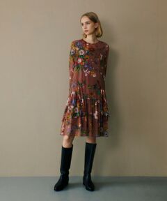 【LOULOU WILLOUGHBY  2024 autumn&winter】<br><br>イタリアRATTI（ラッティ）社のインポートプリントした軽やかなシフォン素材のワンピース。<br>繊細に描かれた花々が華やかでこっくりとしたカラートーンで秋のムードが漂う印象です。<br>膝が隠れるくらいの着丈が新鮮なテントシルエットのワンピース。<br>裾のティアードフリルが軽やかに揺れます。<br>ほっそりとした袖は身頃に対してすっきりと見せてくれます。<br>袖口のフレアーカフスもさり気なく揺れ感があり軽やかな装いです。<br><br>※手洗い可能です。<br><br>【スタッフコメント】<br>きめ細やかで美しいフラワープリントのワンピース。<br>お揃いのブラウスもPRE ORDERで好評です。<br>裾のディアードフリルが動きが映えてとても素敵です。<br>160cm着用するとひざ下までしっかり隠れる丈。<br>パンツをレイヤードして着る甘さを中和するスタイリングもおすすめ。<br><br>※照明の関係により、実際よりも色味が違って見える場合がございます。<br>またパソコン・スマートフォンなどの環境により、製品と画像のカラーが異なる場合もございます。<br>予めご了承ください。