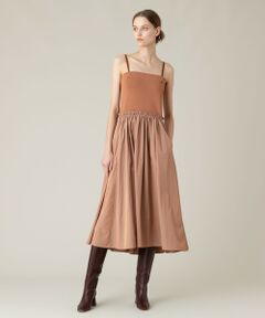 【LOULOU WILLOUGHBY  2024 autumn&winter】<br><br>シャンブレーのタフタとドッキングさせたニットビスチェOP。<br>取り外し可能、調節可能なしっかりとした肩紐がついてくるので1枚での着用も出来ます。<br>バスト部分には太巾のゴムもたたいているで安心感抜群！<br>定番のバイカラーニットCDと色を合わせたアンサンブルチックなコーディネートができるのもポイント。<br>タフタSKの切り替え武部分にはポケットがついています。<br>1枚で着たり、羽織ったり、インナーを中に着て重ねて着たりバリエーション豊富な着方ができるアイテム。<br><br>※照明の関係により、実際よりも色味が違って見える場合がございます。<br>またパソコン・スマートフォンなどの環境により、製品と画像のカラーが異なる場合もございます。<br>予めご了承ください。