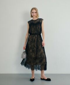 【LOULOU WILLOUGHBY  2024 autumn&winter】<br><br>繊細なラッセルレースとシアー感のあるシフォンを使い合わせたシックなドレス。<br>オールブラックにベージュの裏地でレースの柄を引き立たせてくれます。<br>裾はレースのスカラを利用して足元も華やかに演出してくれます。<br>胸元には別のレースを使い合わせてポイントにしつつ、なじみの良い仕上がりとなっています。<br>ウエストはお好みで調節可能。ぎゅっと絞ってフィットさせたり、ギャザーを全て伸ばしてストンとしたシルエットなど、シーンがコーディネートに合わせて着用して頂けます。<br><br>【スタッフコメント】<br>オケージョンからレイヤードスタイリングまで楽しめるレースワンピース。<br>ブラックの繊細なレース生地にベージュのキャミソールインナーがついております。<br>インナーを変えてデニムインのレイヤードスタイルも今年らしいバランスでデイリーにもお使いいただけます。<br>ウエストにはドロストで絞りを入れれるようになっております。<br>絞りを入れずに着ると、楽ちんながらストンと膨らみ感なくスッキリと着ることができました。<br>裾のスカラと足元の透け感も繊細なレースならではの女性らしさが◎<br>特別な日のパーティシーンから日常の着回しまで広く活躍する1着です。<br><br>※照明の関係により、実際よりも色味が違って見える場合がございます。<br>またパソコン・スマートフォンなどの環境により、製品と画像のカラーが異なる場合もございます。<br>予めご了承ください。