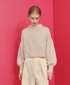 【LOULOU WILLOUGHBY  2024 autumn&winter】<br><br>イタリアの意匠糸メーカー「LINSIEME」による、カシミヤ混のコレクション。<br>カシミヤブレンドにホロホロと大粒のラメノットがきらめくニットプルオーバーです。<br>冬にこそ着たいパステルカラーがポイント。<br>ドロップさせて肩に添うスリーブはほんのりパフデザイン。<br>ゆったりとさせた身頃は体から離れたシルエットながら、コンパクトな着丈で合わせるボトムを選ばず、スッキリと着こなせます。<br><br>【スタッフコメント】<br>大粒のラメ糸が光るニットプルオーバー。<br>カシミヤ素材が混合してあり、とても柔らかく温かいです。<br>ふんわりとしたパフスリーブに、体から離れたゆったりとしたシルエット。<br>首元はボリュームをもたせたハイネックになっております。<br><br>・透け感　なし<br>・重さ　軽い<br>・ストレッチ　全体的にあり<br><br>※照明の関係により、実際よりも色味が違って見える場合がございます。<br>またパソコン・スマートフォンなどの環境により、製品と画像のカラーが異なる場合もございます。<br>予めご了承ください。