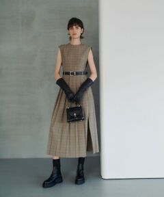 【allureville 2024 autumn&winter】<br><br>allurevilleとotona MUSE(オトナミューズ)がコラボレーションしたプリーツ使いがポイントのミニマルなワンピース。<br>全体的にはモダンでありながらサイドに入ったスリットで女性らしいセンシュアルな部分も強調したデザイン。<br>一枚でジャストで着ていただくのはもちろん、レイヤードスタイルでも決まるデザイン性のあるアームホールや、シルバーのハトメ使いなど細かいディティールにもこだわりました。<br>ジレやレザーアウターをプラスすることでシーズンを通して楽しんでいただけるワンピースです。<br><br>【スタッフコメント】<br>着痩せシルエットの主役級ワンピース。<br>落ち感があり歩くと綺麗に広がるプリーツ部分が女性らしい一枚。<br>すっきりとした上半身の部分は、気になる肩周りやボディラインを綺麗にカバーしてくれます。<br>厚過ぎず程良い肉感の生地で透け感はありません。<br>スカート部分にざっくりめのスリットが入っており、そのまま着ても素敵ですが、ロングブーツで合わせたり<br>スカート、パンツをレイヤードするスタイルも◎<br>秋はジャケットやライダースなどの合わせがイチオシ！<br>インナーが見えにくいようにこだわったサイドのデザインもポイント。<br>おしゃれなローウエストデザインで小柄な方はベルトの穴を使用せず、写真のように結ぶのもおすすめ。<br>幅広い身長の方に着ていただけます。<br><br>※照明の関係により、実際よりも色味が違って見える場合がございます。<br>またパソコン・スマートフォンなどの環境により、製品と画像のカラーが異なる場合もございます。<br>予めご了承ください。