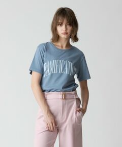 【allureville 2024 autumn&winter】<br><br>フロントにメッセージロゴをデザインしたTシャツです。<br>シンプルで使い勝手の良い一枚。<br>センターバックにもロゴプリントが施しています。<br>適度な厚みがありつつも、ドライタッチで肌触りの良い風合いは、シーズンレスで長い期間着用が可能となっております。<br>デニムやスラックス合わせはもちろん、サテンやギャザースカートなど女性らしいアイテムを合わせたスタイリングもオシャレに決まります。<br><br>RAMIFICATION：枝分かれ<br>A PLACE NO KNOWS：誰も知らない場所<br><br><br>※手洗い可能です。<br><br>【スタッフコメント】<br>大き過ぎず小さ過ぎずの程良いサイズ感◎<br>一枚で着てもおしゃれに決まり、ジャケットやシャツなどのインナーとしても最適です。<br>バックスタイルにもロゴが入った大人可愛いデザイン。<br>ホワイトはインナーに濃い色を着ると薄っすら透けますがあまり気にならない程度です。<br><br>※照明の関係により、実際よりも色味が違って見える場合がございます。<br>またパソコン・スマートフォンなどの環境により、製品と画像のカラーが異なる場合もございます。<br>予めご了承ください。