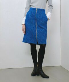 【allureville 2024 autumn&winter】<br><br>イタリアのテキスタイルメーカー、”GIORICA”社の素材を使用。<br>インポートらしい鮮やかなカラーとループヤーンの質感が目を引くスペシャルなスカート。<br>フロントファスナーのゴールドディティールがポイントのシルエットの美しいスカートです。<br>トレンドのミニ丈は同素材のコート(20242017100)ともバランスが良くセットアップでも楽しんでいただけます。<br><br>【スタッフコメント】<br>膝くらいの丈感なのでミニ丈苦手な方でも挑戦しやすいかと思います。<br>フロントファスナーのデザインがポイントでウエストをすっきり見せてくれるシルエットも綺麗です。<br>02サイズはウエストに少しゆとりがあり、厚手なニットをインする着こなしにおすすめです。<br><br>光沢感…なし<br>生地の厚さ…厚手<br>生地の重さ…普通<br>裏地…あり<br>伸縮性…なし<br>ポケット…なし<br>ファスナー…フロント<br><br>※照明の関係により、実際よりも色味が違って見える場合がございます。<br>またパソコン・スマートフォンなどの環境により、製品と画像のカラーが異なる場合もございます。<br>予めご了承ください。