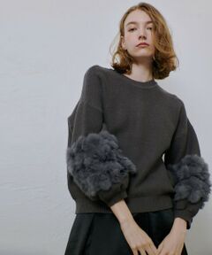 【allureville 2024 autumn&winter】<br><br>袖にラビットファーを編み込んだ着映え力抜群のプルオーバー/カーディガン。<br>前後で２way仕様で、フロントボタンでカーディガンとしても、バック釦でプルオーバーとしても着用可能です。<br>印象的な釦はビジューやメタルボタンがランダムに組み合わされたクレイジーボタン仕様。<br>羽織るだけでスタイリングに華やかさと遊び心をプラスしてくれます。<br>カジュアルにもお呼ばれにも使っていただけるアイテムです。<br><br>※手洗い可能です。<br><br>【ファーの見え方に関して】<br>パッケージから開封直後は、ファーがたたまれて毛が寝ているためボリュームが少なく見える場合がございます。<br>その場合、ハンギングして半日〜１日ほど空気に触れさせておくと、毛が起き上がってボリュームがよみがえります。<br>（その際、あまりほかのお洋服とぎゅうぎゅうにならない状態で放置がおすすめです。）<br>もちろん、納品時のまま着用いただいた場合も、時間が経つうちにどんどんファーが元気になっていきます。<br>ファーに関しましては、素材の特性上、多少の個体差がございますことをご了承ください。<br><br>【スタッフコメント】<br>着映え力が高い一枚で、前後2wayで使えるのも気分やコーディネートで楽しめるのが嬉しいですね。<br>ボタンもビジューを使っていたり、秋冬取り入れたいキラキラ要素で気分が上がります。<br>袖は少し短め。<br>ぽってりとしたシルエットですが、<br>全体的にバランスの良いサイズ感なのでコーディネートしやすいです。<br><br><br>※照明の関係により、実際よりも色味が違って見える場合がございます。<br>またパソコン・スマートフォンなどの環境により、製品と画像のカラーが異なる場合もございます。<br>予めご了承ください。