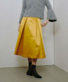 【allureville 2024 autumn&winter】<br><br>上品な光沢感にふわっとしたフレア感がデザインポイントのスカート。<br>アセテートサテン生地に芯を貼り、厚みを出すことにより、ハリ感を出しモードな膨らみに。<br>ブーツやヒールにも合わせやすいミディ丈となっております。<br>シンプルなトップスでも華やかに映えるので、ホリデーシーズンにもぴったりなアイテムです。<br><br>【スタッフコメント】<br>張り感と光沢感のある上品な素材のフレアスカート。<br>裾に向かって広がる綺麗なフレアシルエットで、ウエスト周りをすっきりと見せてくれます。<br>落ち感が出る重みのある生地が、可愛らしい印象を程良く抑えてくれます。<br>ブラウスやジャケットを合わせてきちんとしたシーンにも◎<br>様々なシーンで活躍します。<br>フラットシューズでもバランスよく着ることができ、幅広い身長の方におすすめ。<br>コンパクトめのトップス合わせがすっきりとバランス良く着こなせます。<br><br>※照明の関係により、実際よりも色味が違って見える場合がございます。<br>またパソコン・スマートフォンなどの環境により、製品と画像のカラーが異なる場合もございます。<br>予めご了承ください。