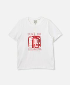 【select 2025 spring&summer】<br><br>ブランドロゴ「BAUM UND PFERDGARTEN」を大胆に載せたＴシャツ。<br>肌触りが良くお手入れしやすいコットン100％。<br>シンプルなコーディネートにワンポイントになる一枚です。<br>カーディガンやジャケット、サロペットなどレイヤードのインナーとしても、着回せる万能アイテムです。<br><br>【BAUM UND PFERDGARTEN(バウムアンドヘルガーデン)】<br>バウム ウンド ヘルガーテン(BAUM UND PFERDGARTEN)はデンマークのファッションブランド。<br>品質、素材、ディティールにこだわりを持ち、クラシックテイストにアバンギャルドな要素を加えたコレクションを展開する。<br>皮肉とユーモアを感じさせる、遊び心あふれるデザインが特徴。<br><br>※照明の関係により、実際よりも色味が違って見える場合がございます。<br>またパソコン・スマートフォンなどの環境により、製品と画像のカラーが異なる場合もございます。<br>予めご了承ください。