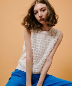 【allureville 2025 spring&summer】<br><br>インパクトのある編み地をゾッキ使いした程よいシアー感とフリンジの表面感で着映え力抜群なプルオーバー。<br>継続トレンドのシアーは立体感をプラスするのが最旬です。<br>コンサバティブにならない様に程よくゆとりを残したサイジング、<br>ウエスト位置を意識した飾りポケットで、女性らしくモダンな一着に仕上げました。<br><br>※照明の関係により、実際よりも色味が違って見える場合がございます。<br>またパソコン・スマートフォンなどの環境により、製品と画像のカラーが異なる場合もございます。<br>予めご了承ください。