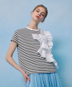 【LOULOU WILLOUGHBY 2025 spring&summer】<br><br>一昨年のクチュールTシャツの素材をアップグレードし、新しくボーダーを加えたデザインTシャツ。<br>張りと光沢のあるタフタのギャザーが重なっているのがポイント。<br>１番下のギャザーはインするときは外に出して着用いただけます。<br>※手洗い可能です。<br><br><br>【スタッフコメント】<br>ご好評いただいているTシャツがブラッシュアップして再登場。<br>ブラウス見えする華やかなカットソーです。<br>高密度なカットソーで上質さの感じられるTシャツ生地にタフタのフリルがのっております。<br>Tシャツ感覚ながらカジュアルすぎずにキレイ目な印象で着ていただけます。<br>ボトムにインしていただいてもフリルが綺麗に出てくれる仕様になっており<br>細部まで拘りが光る1枚です。<br>暑い夏の時期に1枚で華やかさを出してくれる優秀デザイントップスです。<br><br>※照明の関係により、実際よりも色味が違って見える場合がございます。<br>またパソコン・スマートフォンなどの環境により、製品と画像のカラーが異なる場合もございます。<br>予めご了承ください。