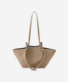 【select  2025 spring&summer】<br><br>見た目以上の軽さと収納力。口が大きく開き、バッグの中が見やすく出し入れしやすい使い勝手が非常に良いのも魅力。<br>シンプルかつ、大胆で独特なデザインで、オフィスからデイリー使いまで幅広く使って頂けます。<br><br>※照明の関係により、実際よりも色味が違って見える場合がございます。<br>またパソコン・スマートフォンなどの環境により、製品と画像のカラーが異なる場合もございます。<br>予めご了承ください。