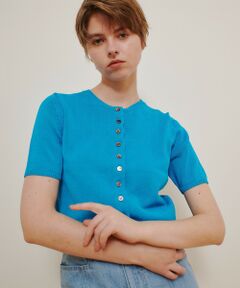 【allureville 2025 spring&summer】<br><br>トレンド素材のペーパーヤーンを使用したシリーズ。<br>普通の糸とは違う独特な発色とドライな質感が特徴で、夏にぴったりなハイゲージながらニュアンスのある目面でスタイリングのクラス感を上げてくれます。<br>小粒の貝釦をあえて間隔せまめに配置したニュアンスカーディガン。<br>潔いコンパクトシルエットが今を感じさせる一着。<br>アメリカンスリーブプルオーバーとアンサンブルも可能ですが、1枚でプルオーバー風にシンプルに着用いただくのもおすすめ。<br><br>【スタッフコメント】<br>コンパクトなサイズ感と丈感でスタイルアップ見えの嬉しい一枚。<br>五部袖は冷房冷えの時期に羽織として大活躍します。<br>少しシャリみのある柔らかい素材で薄っすら透け感があります。<br>伸縮性も高く着心地の良い生地感です。<br>ワイドパンツやフレアスカートなどボリュームのあるボトムスとの相性抜群です◎<br>ワンピースに羽織るとショート丈が全体のバランスを綺麗に見せてくれます。<br>ご自宅でお手入れ可能です。<br><br>※照明の関係により、実際よりも色味が違って見える場合がございます。<br>またパソコン・スマートフォンなどの環境により、製品と画像のカラーが異なる場合もございます。<br>予めご了承ください。